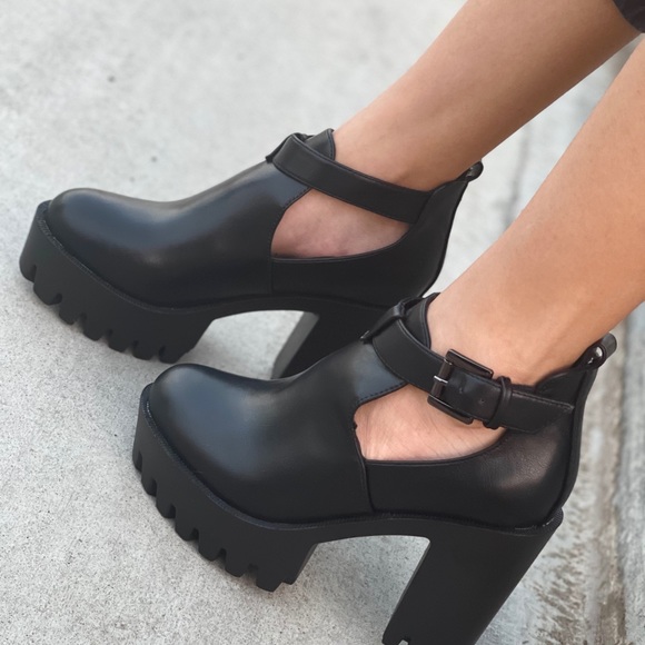 Black Chunky lug sole bootie - Picture 5 of 8